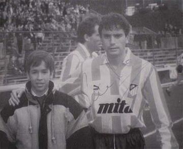 As a youth player Raúl was in the Atlético youth ranks and had his picture taken with the star of the era, Manolo. Atlético would go on to close their academy and the rest is history.