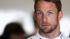 Jenson Button en el box de McLaren durante el GP de Abu Dhabi.