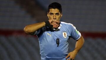 -FOTODELDIA- JJPANA5251. MONTEVIDEO (URUGUAY), 08/10/2020.- El jugador Luis Su&aacute;rez de Uruguay celebra un gol hoy, en un partido de las Eliminatorias Sudamericanas para el Mundial Catar 2022 entre las selecciones nacionales de Uruguay y Chile en el 