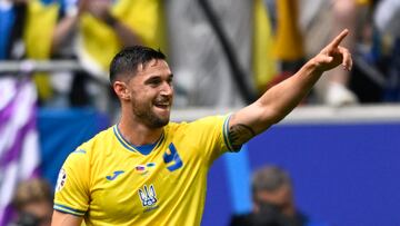 Ukraine's forward #09 Roman Yaremchuk celebrates scoring his team's second goal during the UEFA Euro 2024 Group E football match between Slovakia and Ukraine at the Duesseldorf Arena in Duesseldorf on June 21, 2024. (Photo by INA FASSBENDER / AFP)