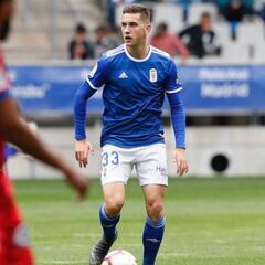 Un delantero, un pivote y un central, prioridades del Oviedo