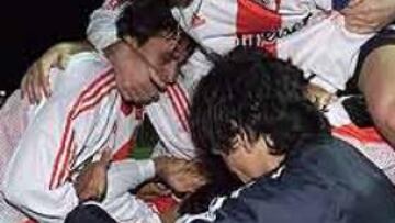 <b>D'ALESSANDRO, EUFÓRICO.</b> El lider natural del equipo, quien podría irse a hacer "las Europas", celebró el título por todo lo alto.