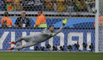 Balón al palo de Gonzalo Jara que le dió el pase a cuartos de final a Brasil. 
