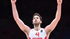 Spain&#039;s center Pau Gasol reacts after Spain defeated France in the semi-final basketball match between Spain and France at the EuroBasket 2015 in Lille, northern France, on September 17, 2015.  AFP PHOTO / PHILIPPE HUGUEN