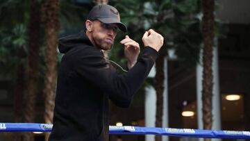 El boxeador inglés defenderá su título en la división de los supermedianos este sábado, pero no quita la vista en una pelea ante el mexicano.