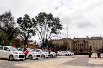 Juan Manuel Santos recibó la visita de los medallistas olímpicos colombianos en Río 2016 y les entregó los incentivos, además un carro a cada uno. 