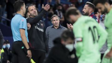 Levante UD manager Javier Pereira (C) during La Liga match between Levante ud and Athletic Club de Bilbao at Ciutat de Valencia Stadium on November 19, 2021.