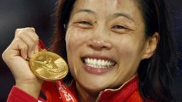 <b>¡OH CANADÁ!</b> La canadiense Carol Huynh, campeona olímpica en lucha libre en 48 kg al vencer a la final a la japonesa Chiharu Icho, que se llevó la plata, por 3-1.