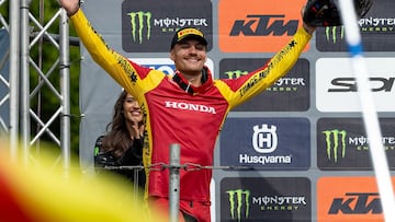 Rubén Fernández, en el podio del MXGP de España en Lugo.