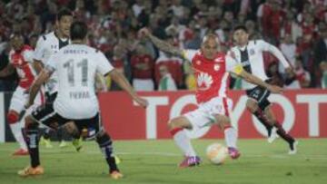 Omar P&eacute;rez, capit&aacute;n de Santa Fe, fue una de las figuras en la victoria 3-1 sobre Colo Colo. 