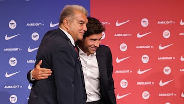 Soccer Football - Sergi Roberto bids farewell to FC Barcelona - Barcelona, Spain - August 13, 2024 FC Barcelona's Sergi Roberto with president Joan Laporta during the event REUTERS/Nacho Doce