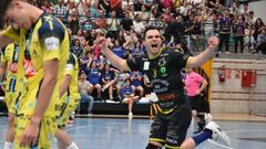 Moisés Simes celebra uno de sus goles para el Cangas.