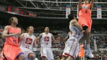 <b>RODILLO AZULGRANA. </b>Víctor Sada penetra a canasta ante el CAI.