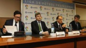 Manuel Quintanar, con Javier Tebas, Javier Tebas e Ignacio Cosidó, en la LFP.