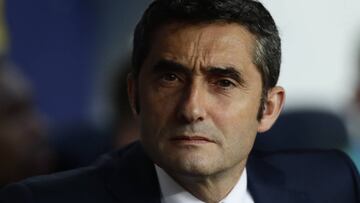 FC Barcelona's coach Ernesto Valverde looks on prior of the Spanish La Liga soccer match between FC Barcelona and Rayo Vallecano at the Camp Nou stadium in Barcelona, Spain, Saturday, March 9, 2019. (AP Photo/Manu Fernandez)