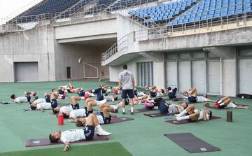 Los jugadores de la selección española realizan ejercicios de estiramiento previos al entrenamiento.