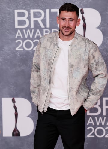 Jake Williamson posa en la alfombra de los Brit Awards 2025.