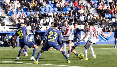 El jugador del Rayo Vallecano, Fran Pérez, marca el 1-0 al Atlético de Madrid. 