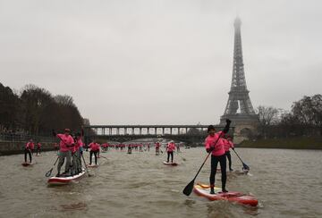 Amateurs y profesionales forman parte del Nautic Sup Paris, una carrera de paddle surf que se celebra en el río Sena.