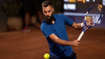 Benoit Paire devuelve una bola durante su partido ante Holger Rune en la segunda ronda del ATP 250 Chile Open celebrado en Santiago.