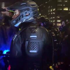 Suma millones de visitas: una chica escupe en la cara a un policía y es brutalmente detenida