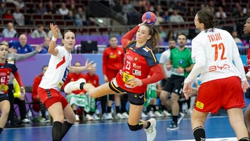 Paula Arcos en el Mundial de Balonmano Femenino ante Serbia.