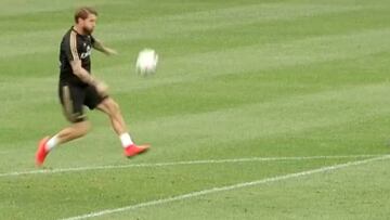 La genial volea de Ramos para anotar en práctica del Madrid