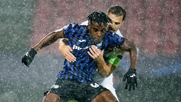 Duván Zapata durante un partido con Atalanta.