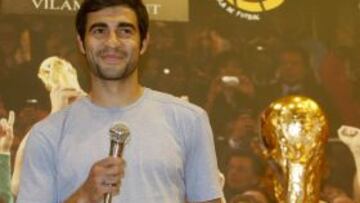 Ra&uacute;l Albiol, durante un acto reciente con la Copa del Mundo.