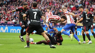 Nianzou hace penalti a Giménez. 
