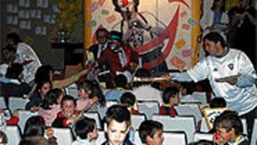 <b>CON 'PAYASOS SIN FRONTERAS'.</b> El club colaboró en la mañana de ayer en un acto de Payasos sin fronteras con los niños enfermos del Hospital General de Albacete.