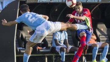 Arias intenta un centro ante la presión de Júnior: el colombiano se estrenó en Vigo.