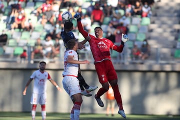 Futbol, Copiapo vs Huachipato
Partido de Promocion Ida Campeonato 2021.
El jugador de Copiapo Richard Leyton , derecha, disputa el baln con Cris Martinez de Huachipato, durante el partido de promocion Ida realizado en el estadio Luis Valenzuela de Copiapo, Chile.
22/01/2022
Hernan Contreras/Photosport
