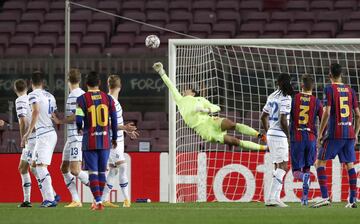 Ruslan Neshcheret voló para despejar el balón que Leo Messi mandó a la escuadra tras ejecutar una falta directa.