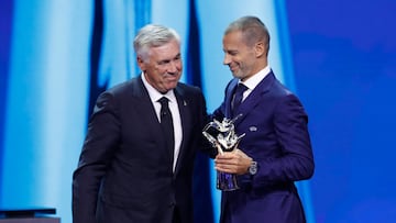 Soccer Football - 2021/22 UEFA Coach of the Year Award - Halic Congress Center, Istanbul, Turkey - August 25, 2022 Real Madrid coach Carlo Ancelotti receives the men's coach of the year award from UEFA president Aleksander Ceferin REUTERS/Murad Sezer