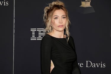 Paris Jackson posa en la alfombra roja de la gala Pre-Grammy celebrada en el hotel Beverly Hilton de Los Ángeles.