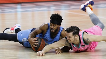 Roberson lucha un pelota con Heurtel, durante el Movistar Estudiantes-Bar&ccedil;a.