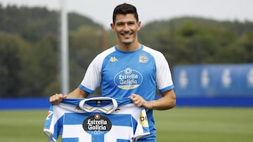El defensa Miguel Loureiro posa con la camiseta del Deportivo durante su presentación con el club coruñés.