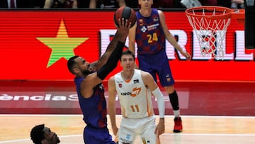 GRAFCVA6169. VALENCIA, 21/06/2020.- El alero húngaro del Barça, Adam Hanga, se dispone a encestar ante varios jugadores del Kirolbet Baskonia durante la disputa del tercer partido de la tercera jornada del grupo A de la fase final de la Liga ACB en el pabellón de la Fuente de San Luis de Valéncia. EFE/Manuel Bruque
