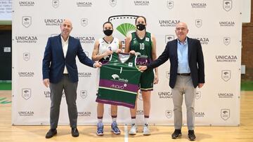 L&oacute;pez Nieto, el cuarto por la derecha. en la presentaci&oacute;n de ANOVO, patrocinador del Unicaja femenino.