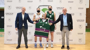 L&oacute;pez Nieto, el cuarto por la derecha. en la presentaci&oacute;n de ANOVO, patrocinador del Unicaja femenino.