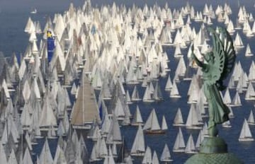 Grupo de barcos de vela en el inicio de la regata Barcolana frente al puerto Trieste cerca del norte de Italia. Es una de las mayores regatas del mundo, con más de 1.800 participantes. La carrera comenzó en 1969 y se celebra el segundo domingo de octubre.