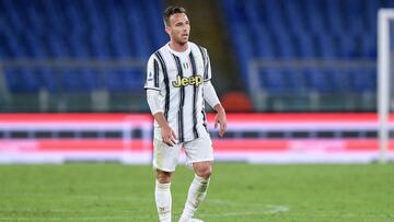 Arthur Melo, jugador de la Juventus de Tur&iacute;n, controla el bal&oacute;n durante un partido.