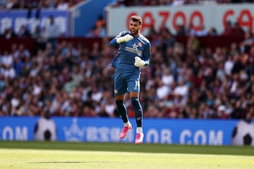 Formado en las categorías inferiores del Cornellà, debutando en juveniles, se marchó muy joven a Inglaterra para firmar por el Blackburn Rovers. En 2019 llega al Brentford de la Championship. Guardameta titular del equipo en la categoría de plata, ascendió contra el Swansea a la Premier League.