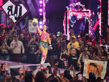AJ Lee es presentada antes de su combate frente a Becky Lynch por el Campeonato Intercontinental Femenino durante WrestleMania 42, celebrado en el Allegiant Stadium de Las Vegas.