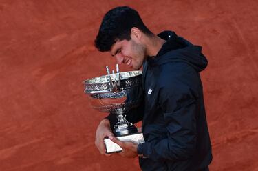 El tenista murciano muy feliz con la copa. 