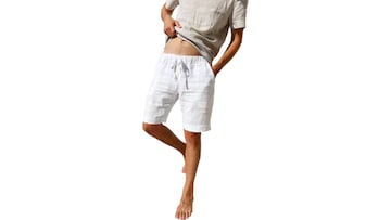 Pantalón corto de lino blanco con bolsillos para hombre en Amazon de la marca LVCBL
