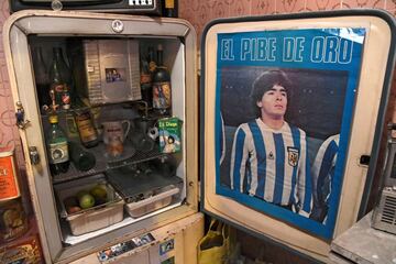 Visitamos la casa en la que vivió el astro argentino durante su etapa como futbolista del Argentinos Juniors (1978-1980) en el barrio de La Paternal en Buenos Aires. La vivienda se ha convertido en un curioso museo.  