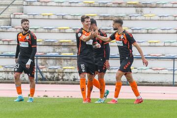 Los jugadores del Sabadell festejando el gol de Kaxe.