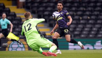 23 May 2021, United Kingdom, London: Newcastle United's Jacob Murphy (R) and Fulham goalkeeper Marek Rodak battle for the ball during the English Premier League soccer match between Fulham and Newcastle United at Craven Cottage. Photo: Matthew Childs